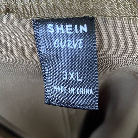 Plus Contrast Flap Pocket Capris Pants - Picture 6 of 6